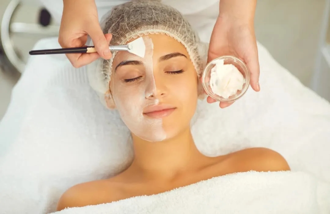 HAUT- UND GESICHTSMASSAGE 20 MIN